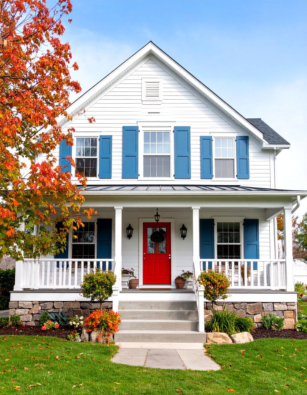 Benjamin Moore White Dove Traditional Farmhouse Style - 25 Off-white Paint Colors for Home Exteriors
