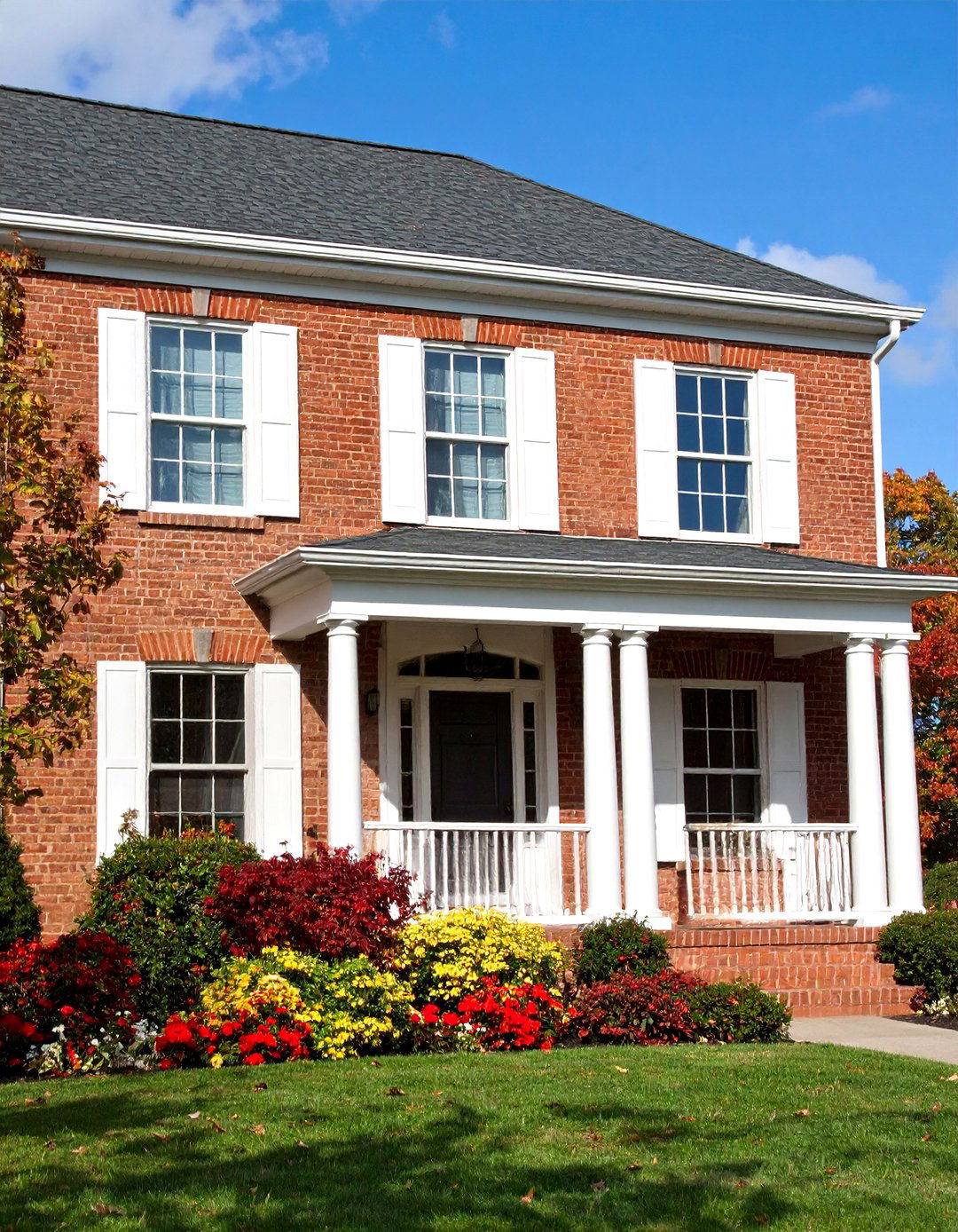 Blonde Brick with Classic White Trim - 25 Blonde Brick House Color Schemes