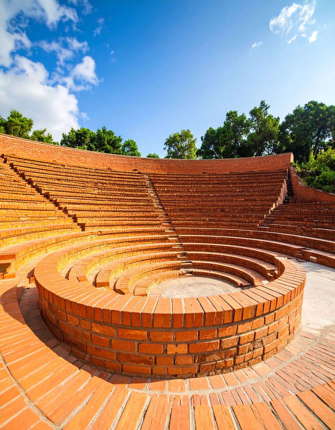 Brick Amphitheater Seating Area - 25 Brick Landscaping Ideas