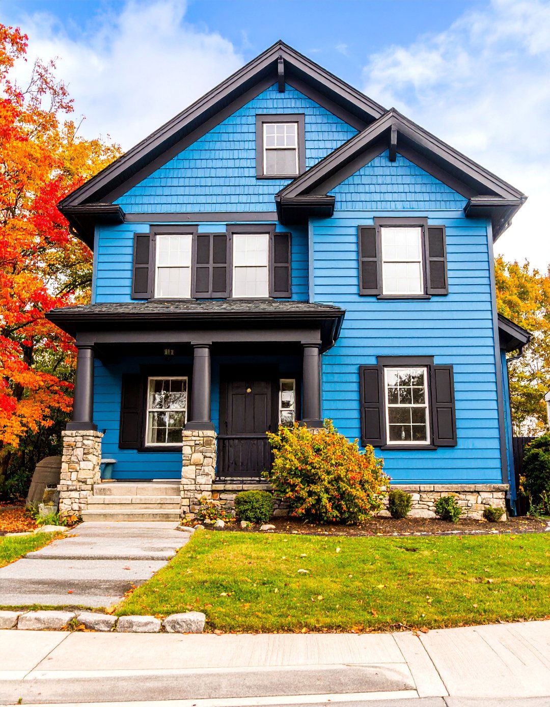 Craftsman Style Blue House with Black Trim Details - 25 Dark Blue House With Black Trim