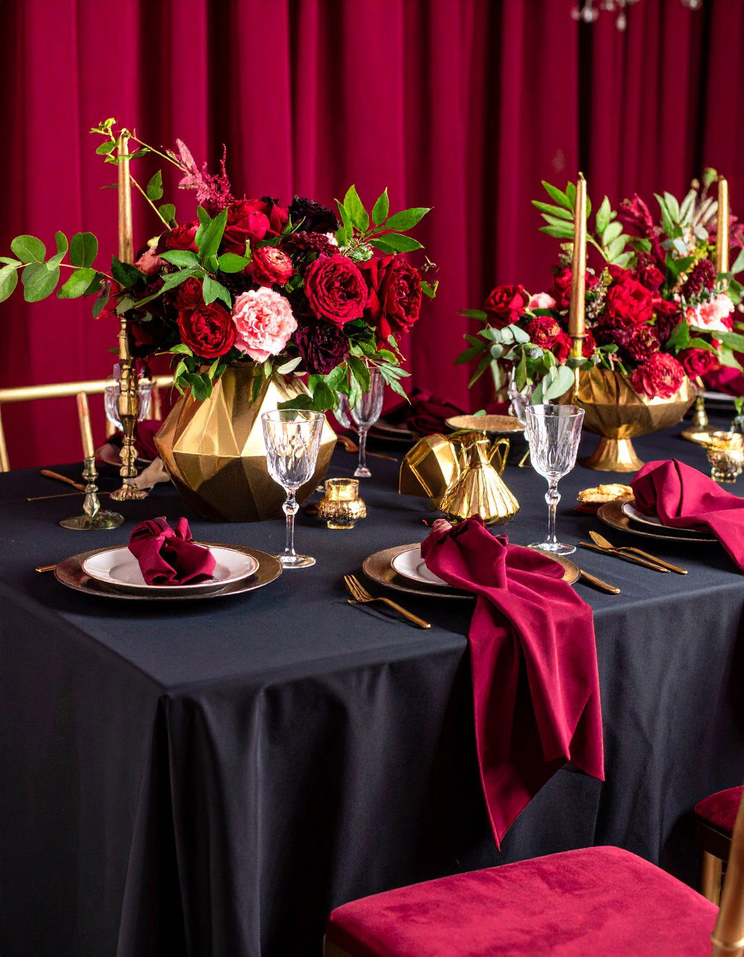 Dramatic Black and Gold Art Deco Elegance - 25 Wedding Decoration Ideas
