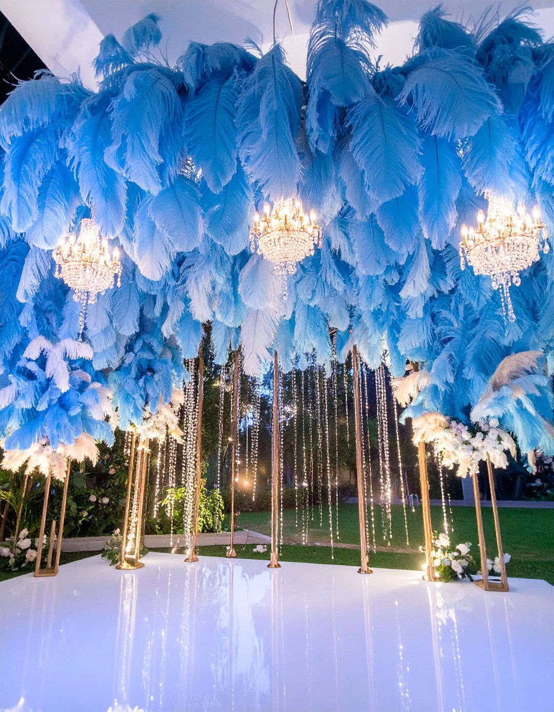 Feather Installation Wedding Backdrop - 25 Wedding Backdrop Ideas