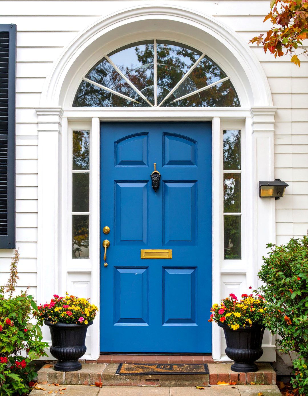 Federal Colonial Door with Elliptical Fanlight - 25 Colonial Front Door Ideas