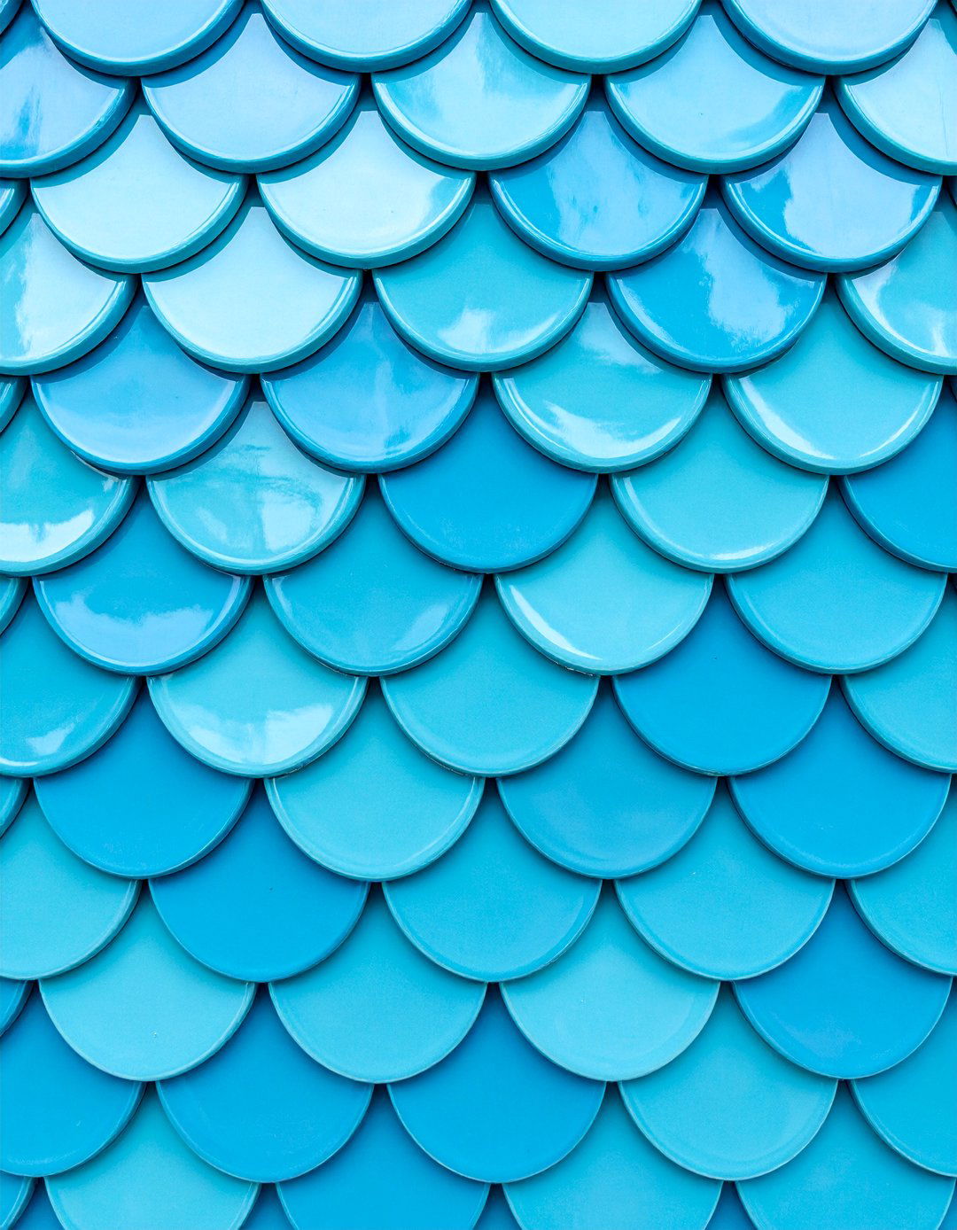 Fish Scale Scallop Pool Feature Wall - 25 Pool Tile Ideas