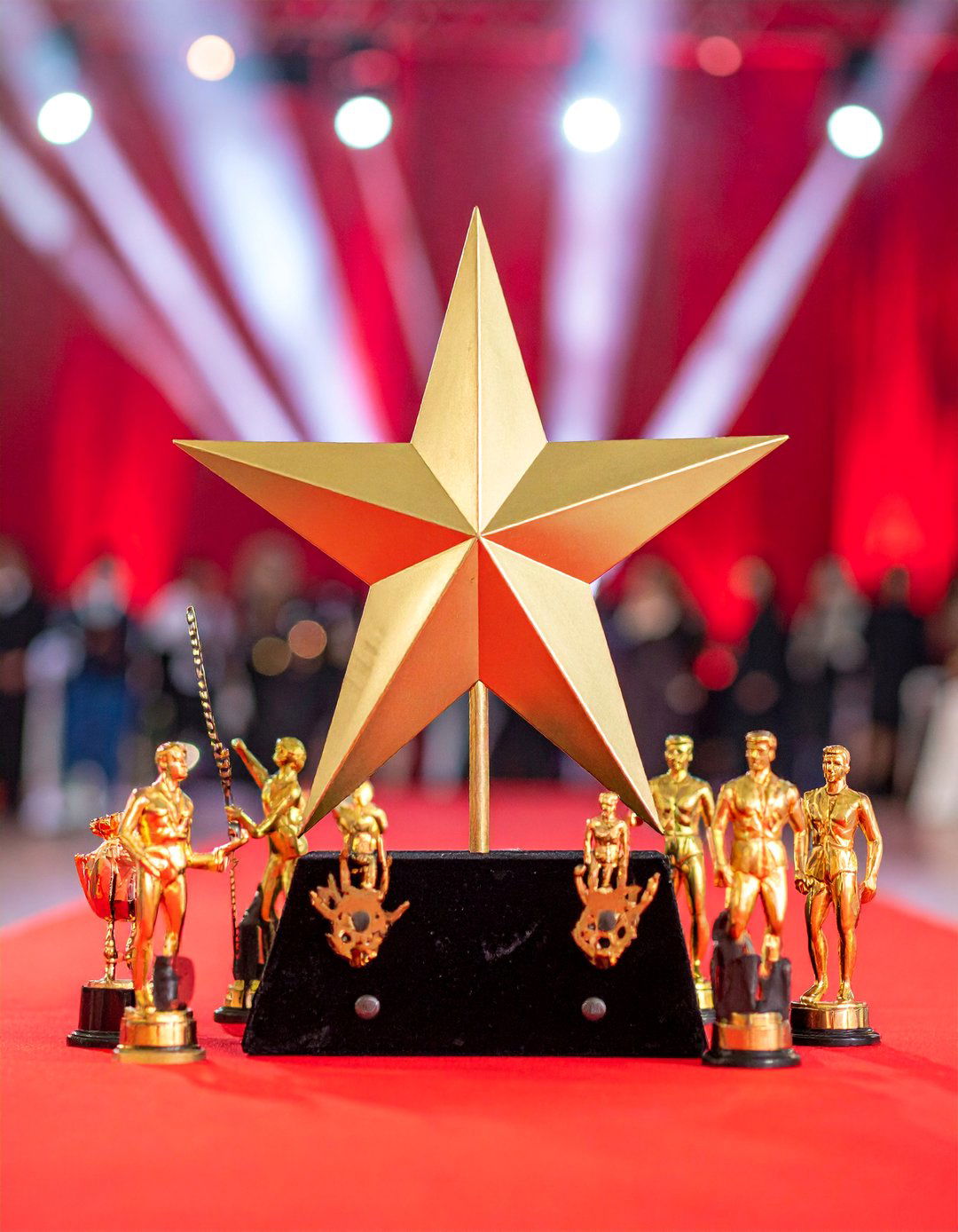 Hollywood Red Carpet Glamour - 25 Black and Gold Centerpiece Ideas