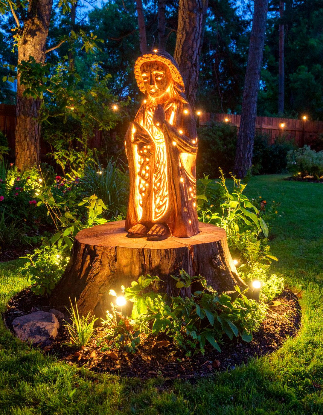 Illuminated Evening Garden Sculpture - 25 Tree Stump Decorating Ideas