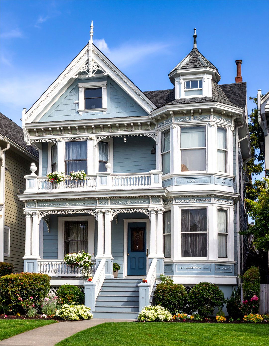 Light Grey Eclectic with Mixed White Architectural Elements - 25 Light Grey House With White Trim Design Ideas