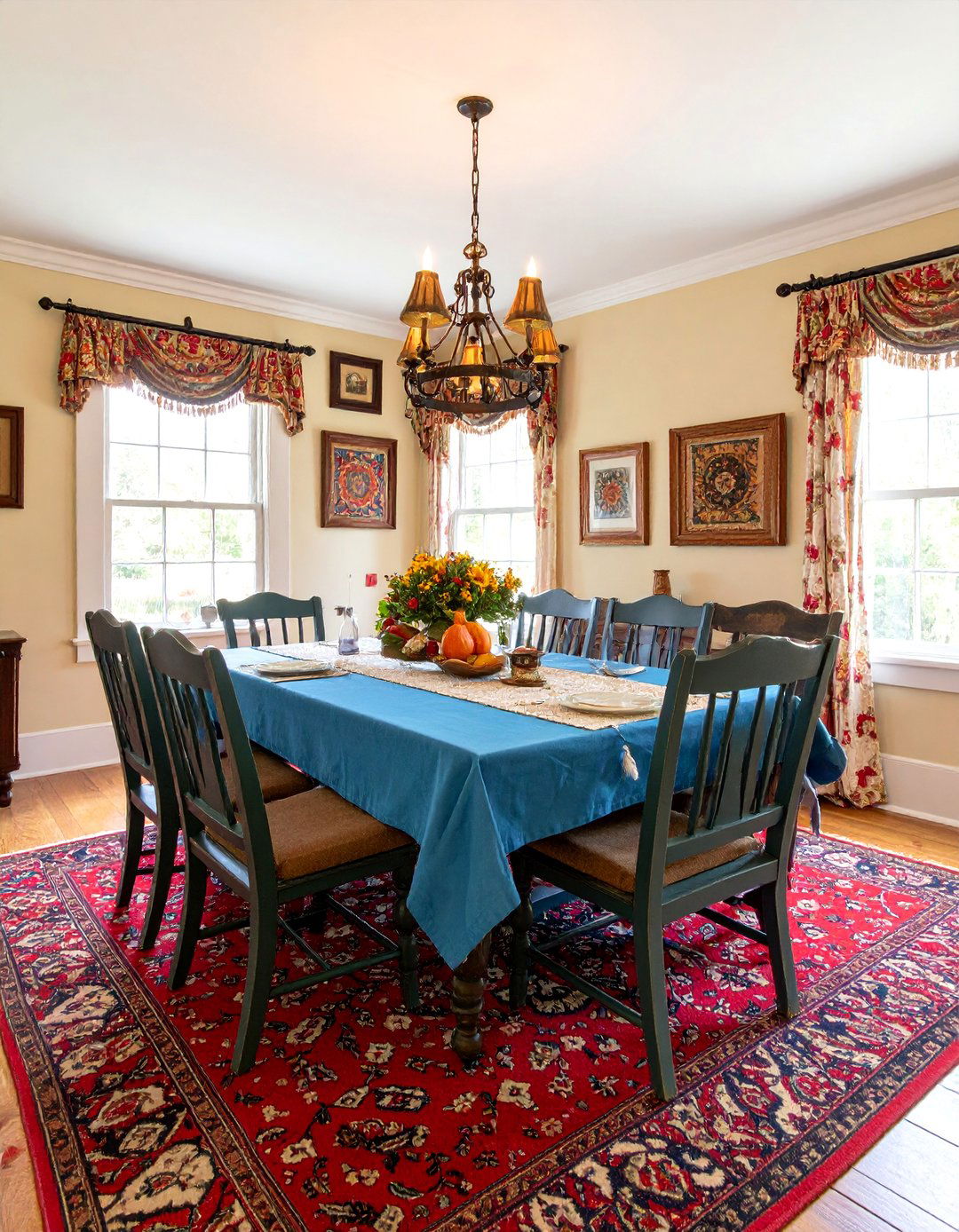 Primitive Colonial Dining Room with Rustic Pine Furniture - 25 Colonial Dining Room Ideas